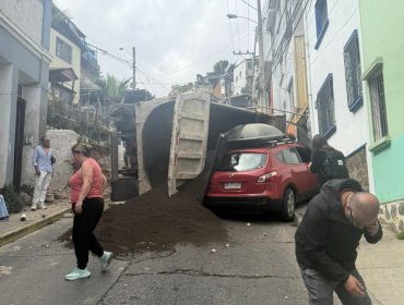 Un lesionado deja volcamiento de camión con tierra sobre auto estacionado en Valparaíso