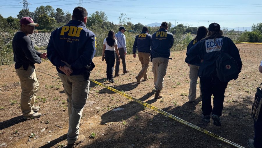 Encuentran cadáver de un hombre en avanzado estado de putrefacción en lecho del río Mapocho en Renca