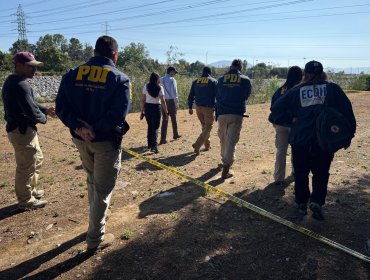 Encuentran cadáver de un hombre en avanzado estado de putrefacción en lecho del río Mapocho en Renca