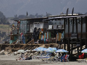 Municipio de Concón exige respuestas a dueños del predio en playa La Boca y promete mediar en conflicto con surfistas y artesanos