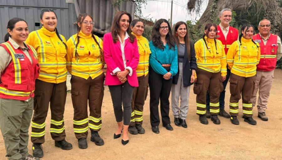 Cinco mujeres componen la primera brigada femenina de Conaf en la región Metropolitana