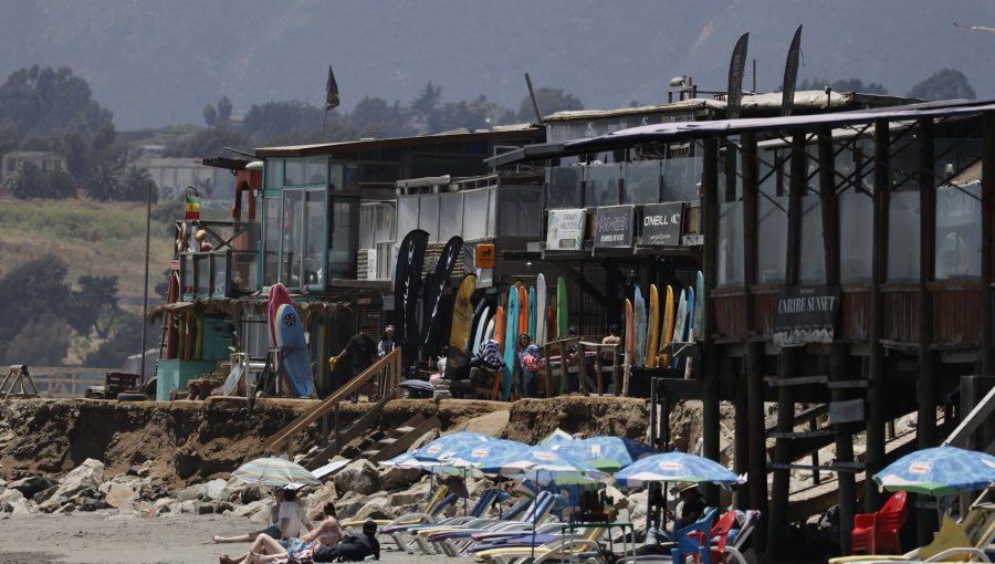 Municipio de Concón exige respuestas a dueños del predio en playa La Boca y promete mediar en conflicto con surfistas y artesanos