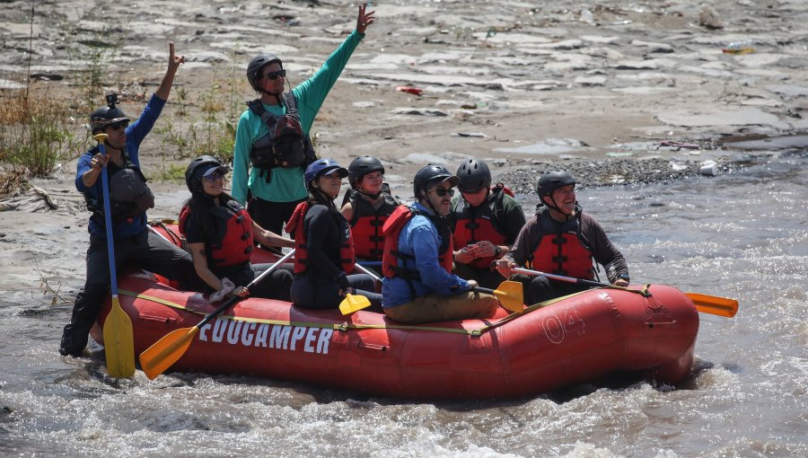 Rafting por el Mapocho: acción inédita busca concientizar sobre la protección de ríos urbanos