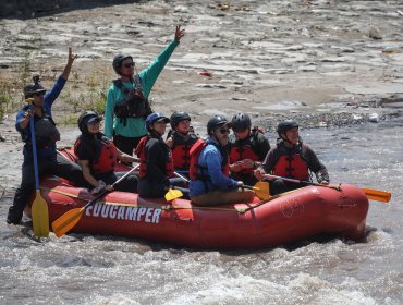 Rafting por el Mapocho: acción inédita busca concientizar sobre la protección de ríos urbanos