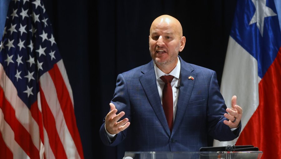 Embajador de EE.UU. acusa a Boric de rechazar cooperación contra el crimen por ideología