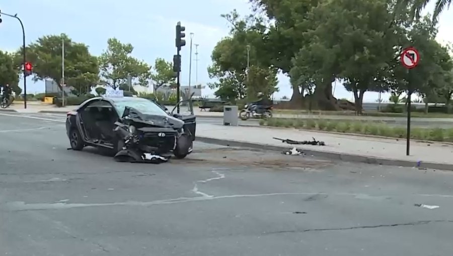 Seis personas resultaron lesionadas tras violenta colisión de vehículo con colectivo a metros del Reloj de Flores de Viña del Mar