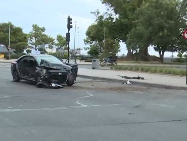 Seis personas resultaron lesionadas tras violenta colisión de vehículo con colectivo a metros del Reloj de Flores de Viña del Mar