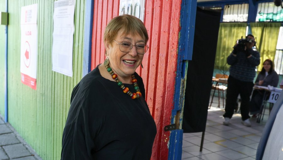 Expresidenta Bachelet tras votar en la segunda vuelta: "Lo importante es buscar acuerdos que vayan en beneficio de todos"