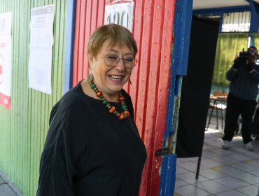 Expresidenta Bachelet tras votar en la segunda vuelta: "Lo importante es buscar acuerdos que vayan en beneficio de todos"