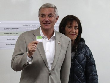 José Antonio Kast tras emitir su voto aseguró que "vamos a dejar la vida por recuperar y reconstruir nuestra patria"