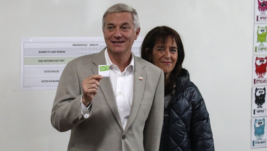 José Antonio Kast tras emitir su voto aseguró que "vamos a dejar la vida por recuperar y reconstruir nuestra patria"
