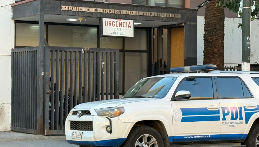 Joven de 21 años muere acuchillado en el plan de Valparaíso: habría tenido conflicto por redes sociales con el agresor