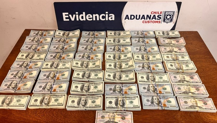 Descubren casi medio millón de dólares en efectivo escondido en sistema de aire acondicionado de bus en Arica