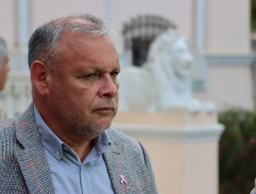 Gobernador Mundaca expresa su "decepción" por dura derrota de Jara y emplaza al progresismo a "volver a caminar el país"