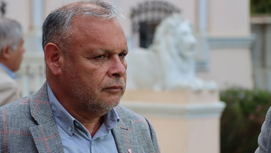 Gobernador Mundaca expresa su "decepción" por dura derrota de Jara y emplaza al progresismo a "volver a caminar el país"