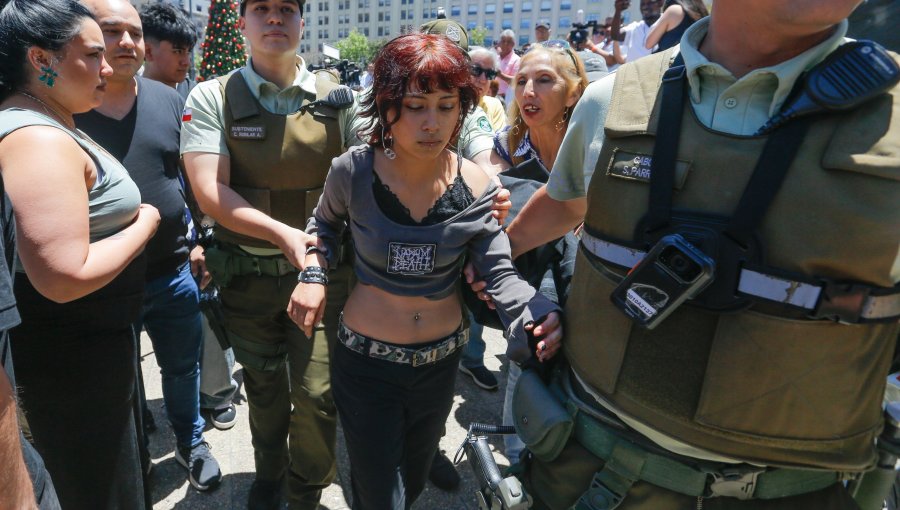 Joven fue detenida en las afueras de La Moneda por incidentes en medio de reunión entre Boric y Kast