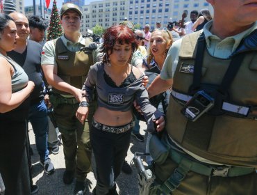 Joven fue detenida en las afueras de La Moneda por incidentes en medio de reunión entre Boric y Kast
