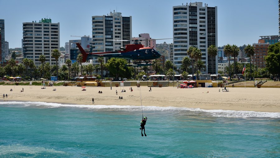 Con doble ejercicio de rescate marítimo en Viña, dan inicio a temporada estival 2025-2026