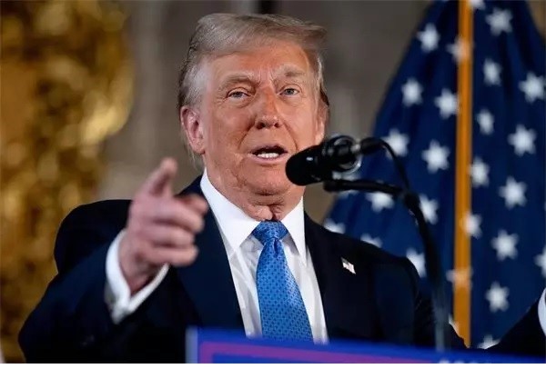 Trump demanda a la BBC por documental sobre el asalto al Capitolio y exige US$10.000 millones