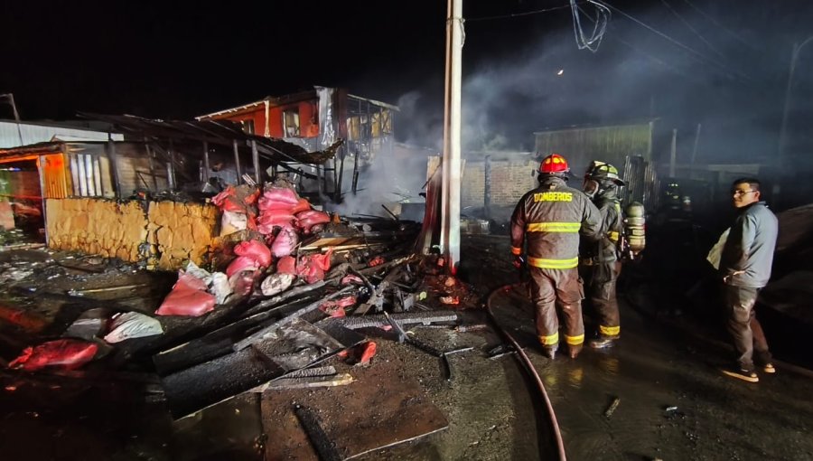 Un lesionado grave dejó incendio que afectó a dos casas, una bodega y un auto en Quillota