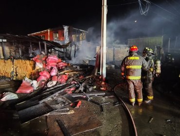 Un lesionado grave dejó incendio que afectó a dos casas, una bodega y un auto en Quillota