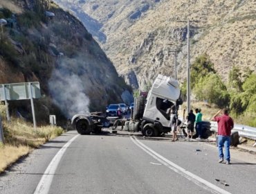 Camión volcó en ruta internacional de Los Andes y conductor quedó atrapado en la cabina