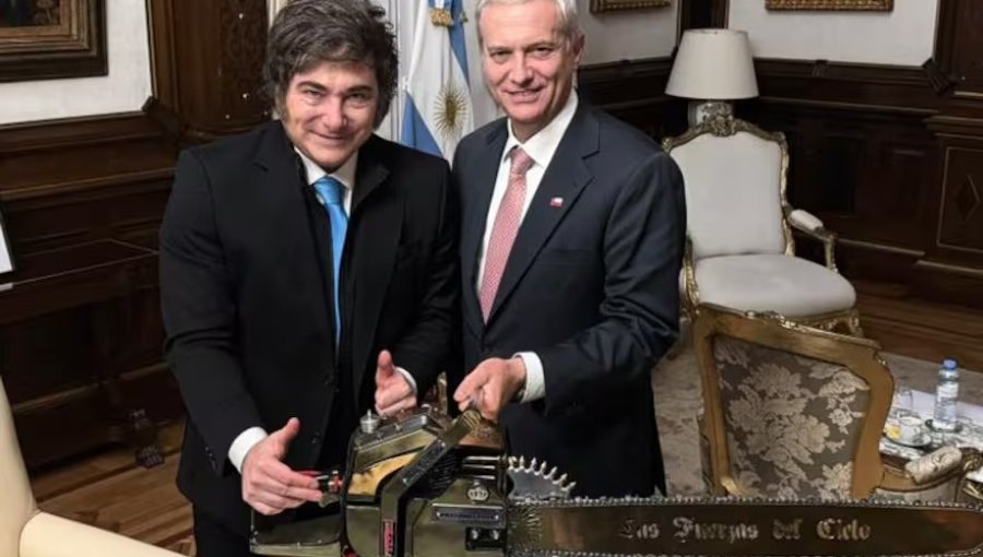 Tohá critica a Kast por fotografía junto a motosierra de Milei: "Chile no tiene la situación económica ni de gestión pública de Argentina"