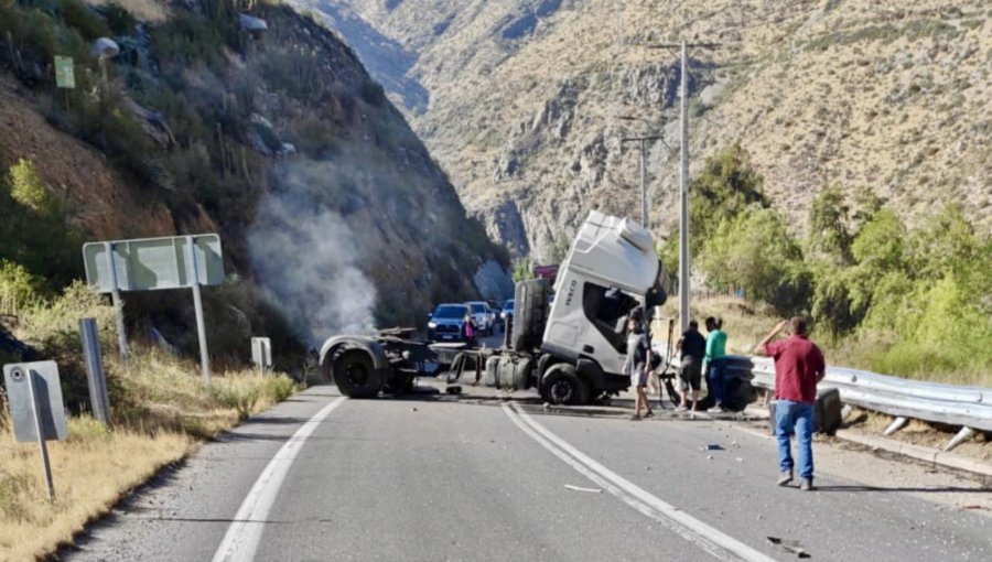 Camión volcó en ruta internacional de Los Andes y conductor quedó atrapado en la cabina