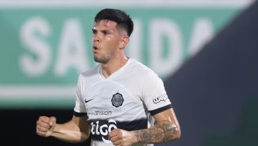 Junior Barreto confirma acercamientos para llegar a Colo-Colo y dice que "si se da, estaré muy contento"