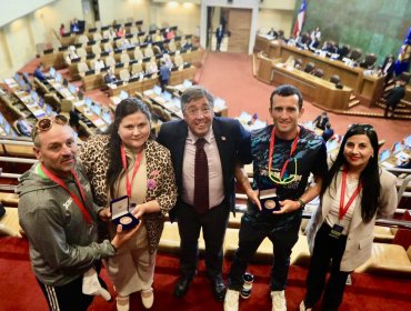 Triatletas de Algarrobo, Lucas Álvarez y Miguel Bravo, fueron homenajeados en el Congreso por su aporte al desarrollo del deporte