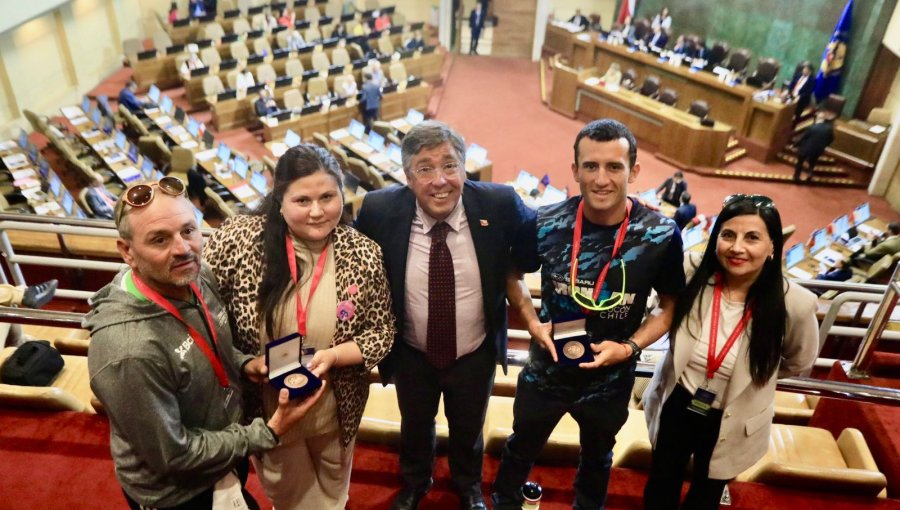 Triatletas de Algarrobo, Lucas Álvarez y Miguel Bravo, fueron homenajeados en el Congreso por su aporte al desarrollo del deporte