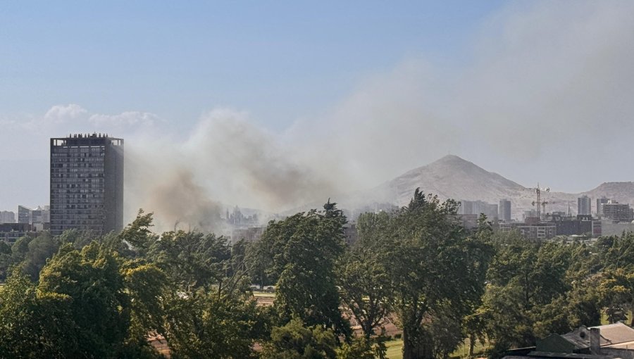 Bombero perdió la vida tras derrumbe mientras combatía incendio en un cité de Santiago