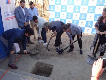 Con la "primera piedra", dan inicio a reconstrucción del Club Deportivo Pompeya Sur que fue arrasado por el megaincendio en Quilpué