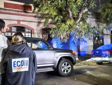 Encuentran a dos extranjeros fallecidos por impactos de bala en cité en el centro Santiago
