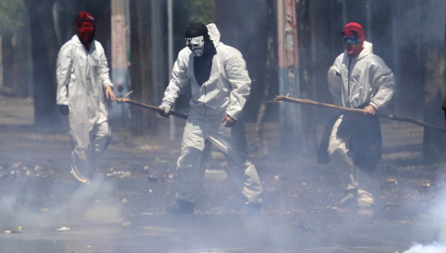 En internación provisoria quedaron dos estudiantes de 16 años que lanzaron bombas molotov a personal de Carabineros en el INBA