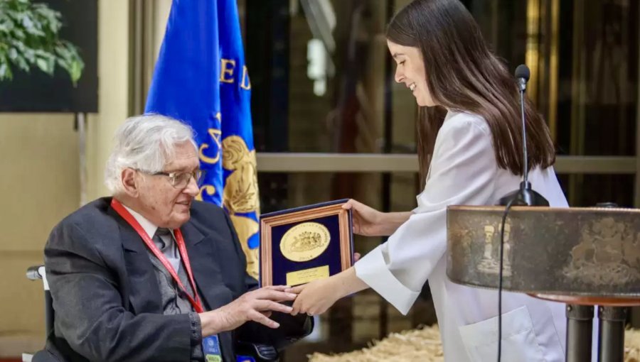 Diputada Barchiesi presentó proyecto de ley que busca darle la nacionalidad por gracia a sacerdote alemán que llegó a Chile en 1973