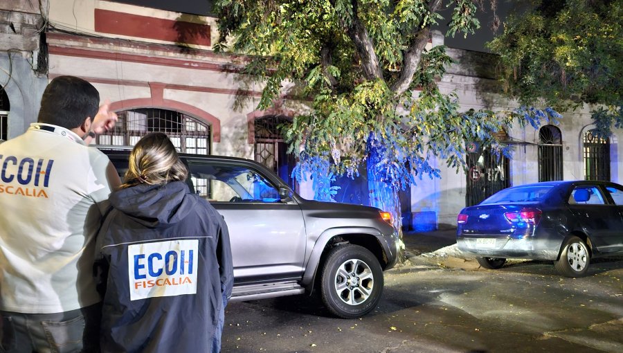 Hallan a dos extranjeros fallecidos por impactos de bala en cité en el centro de Santiago