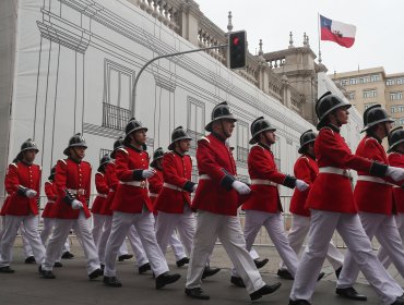 Bomberos rinden último homenaje a Paul Valenzuela con simbólico paso por La Moneda