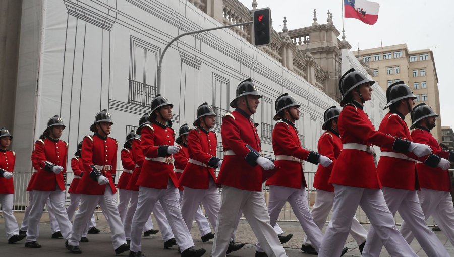 Bomberos rinden último homenaje a Paul Valenzuela con simbólico paso por La Moneda