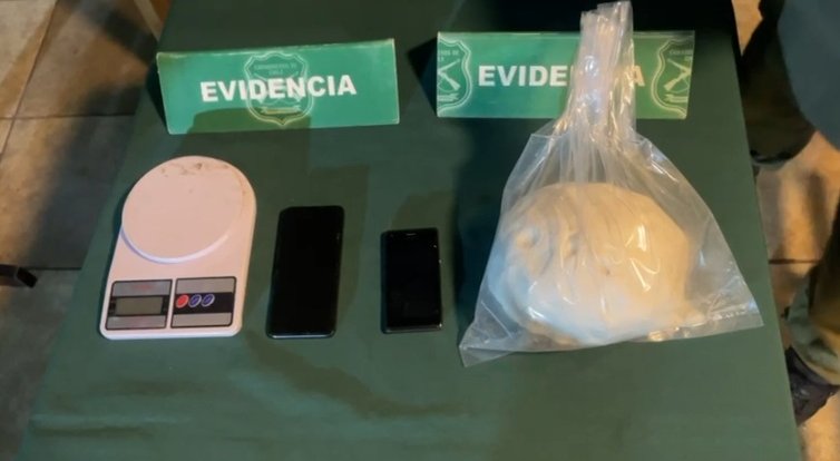 Detienen a tres personas que transportaban más de dos kilos de cocaína a bordo de un vehículo en La Pintana