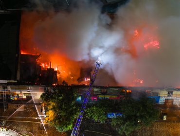 Hombre resulta con el 80% de su cuerpo quemado tras incendio que destruyó cuatro habitaciones y cinco locales en Estación Central