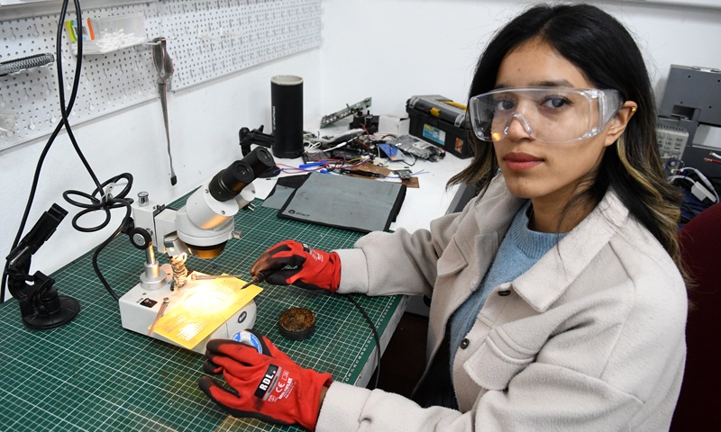 Aumentan cupos exclusivos para mujeres en carreras tecno-científicas y matemáticas para la Admisión 2026