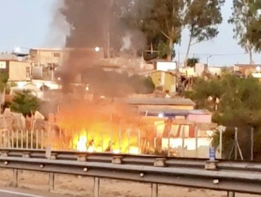Vivienda de material ligero resulta consumida por incendio en sector Belloto Sur de Quilpué