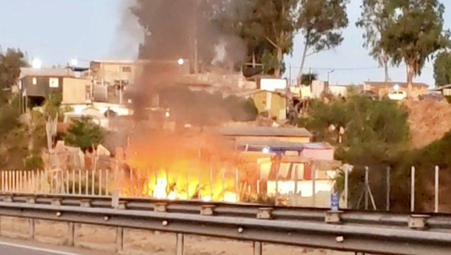 Vivienda de material ligero resulta consumida por incendio en sector Belloto Sur de Quilpué