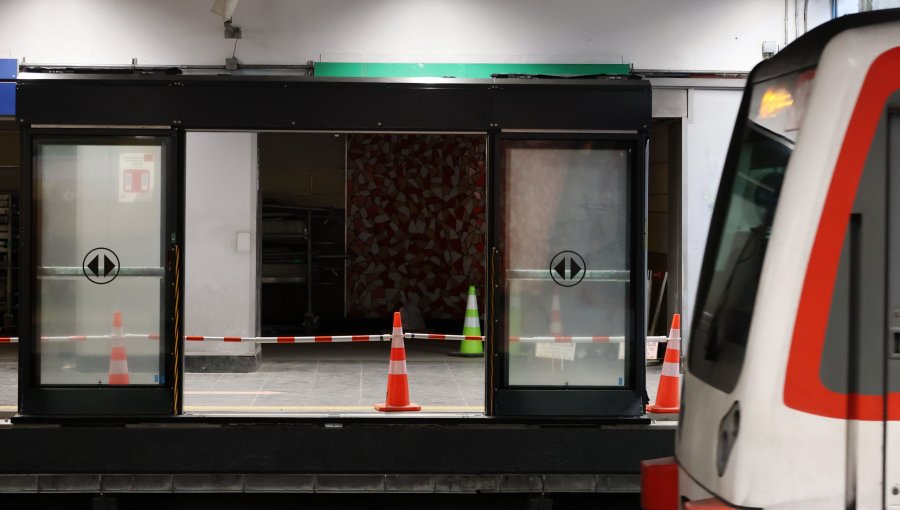 Presidente de Metro califica como "hito muy relevante" la instalación de puertas de andén en Línea 1