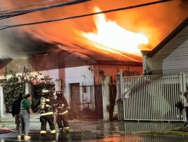 Adultos mayores resultan damnificados por incendio en su domicilio en Quilpué