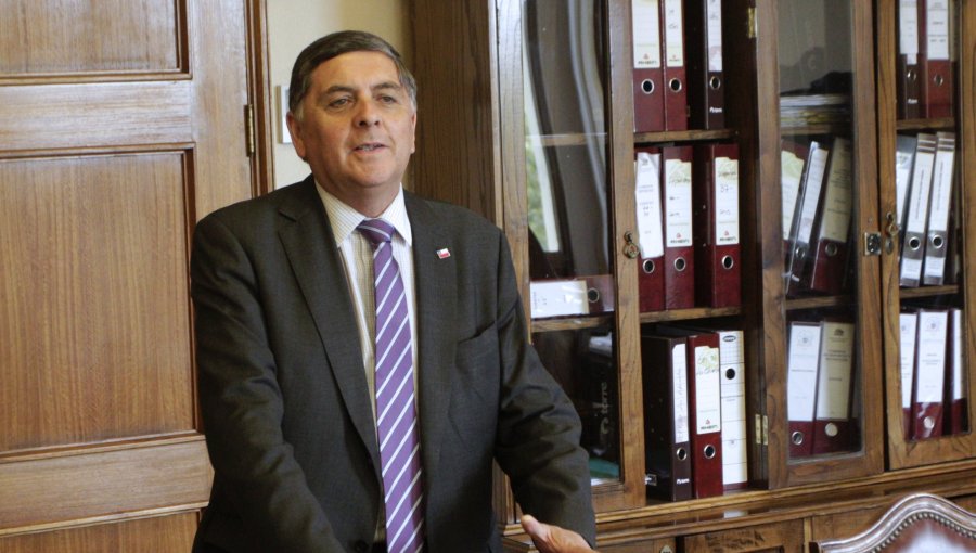 Encargado del traspaso explica criterio de parentesco que impediría a Kaiser ser ministro, pero avisa que "pueden existir excepciones"