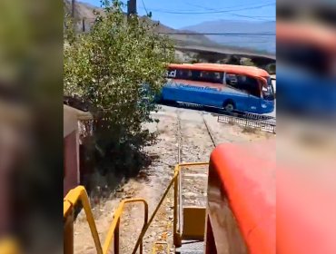 De milagro no fue tragedia: bus cruzó la línea férrea con el tren encima en San Felipe