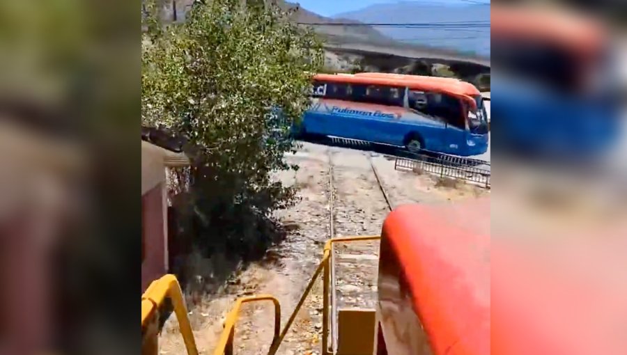 De milagro no fue tragedia: bus cruzó la línea férrea con el tren encima en San Felipe