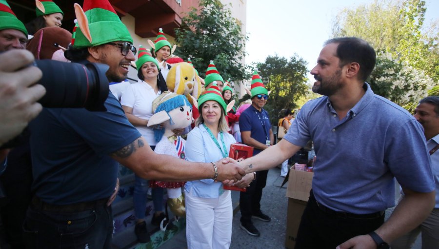 Municipalidad de Providencia lleva la Navidad a niños hospitalizados en el Calvo Mackenna